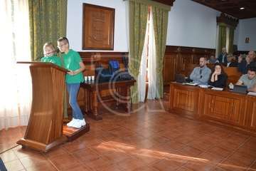 Luna y Dahelire claman por la paz en el mundo desde el Pleno de Telde (Foto TA)